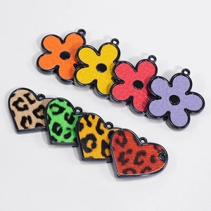 Ciondoli in Acrilico a Forma di Fiore e Cuore con Stampa Leopardata per Creazione Gioielli DIY Accessori per Borse Charms Donna
