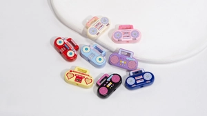 Primer plano de cuentas de acrílico de radio retro con diseños de flores y corazones