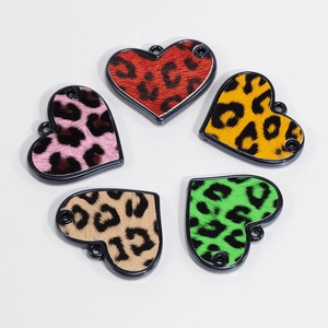 Cinque ciondoli a cuore con stampa leopardata, consistenza soffice e cornice in metallo