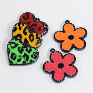 Ciondoli fai-da-te in acrilico a cuore leopardato e fiori per creare gioielli