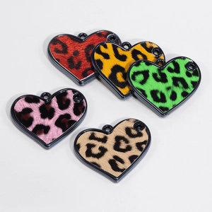 Set di ciondoli a forma di cuore con stampa leopardata e cornici metalliche in cinque colori
