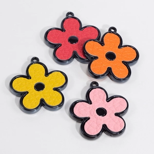 Set di quattro ciondoli a fiore in acrilico colorato con trama litchi e anelli
