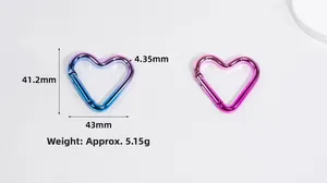 Détails du mousqueton en cœur pesant 5,15 g et mesurant 41,2 mm par 43 mm de large