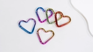 Lot de cinq mousquetons en aluminium en forme de cœur avec dégradé de couleurs galvanisé