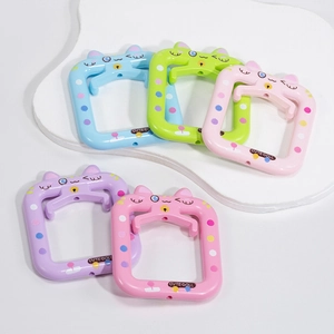 Lot de cinq breloques de machine à griffes en acrylique de chat coloré à pois