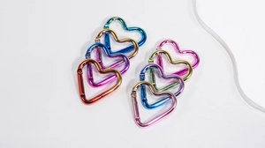 Mousquetons en aluminium en forme de cœur pour porte-clés en diverses couleurs métalliques