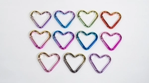 Vue macro de mousquetons en aluminium colorés en forme de cœur avec fermoirs pour bricolage