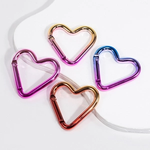 Mousquetons en aluminium en forme de cœur avec dégradé métallique pour porte-clés