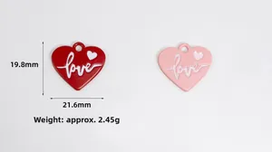 Dettaglio macro di ciondoli a cuore con scritta 'Love', mostra altezza 19,8 mm e larghezza 21,6 mm