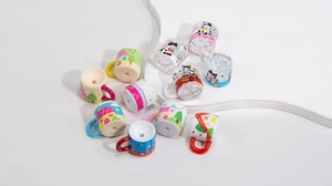Nahaufnahme bunter Perlen in Wasserbecherform mit Katzenprint für DIY-Handwerk und Anhänger