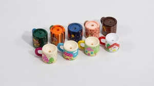 Detailansicht von neun bunten Miniatur-Keramikperlen für DIY-Schmuckherstellung