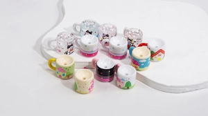 Nahaufnahme der Mini-Wasserbecher mit Katzenprint für DIY-Schmuck und Handyketten