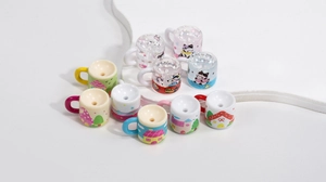 Nahaufnahme von zehn Mini-Perlen mit Katzenmotiv und Griffen für DIY-Schmuck und Basteln