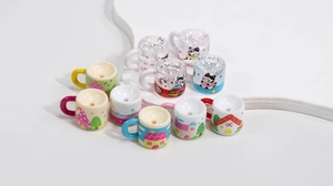 Detail von DIY Miniatur-Perlen mit Cartoon-Katzenmotiven und bunten Mustern aus Kunstharz