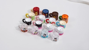Makroaufnahme bunter Katzen-Mini-Becherperlen mit Loch für DIY-Schmuck und Bastelprojekte