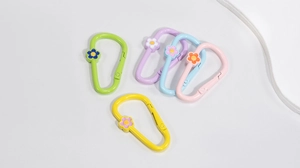 Vijf macaronkleurige D-vormige veerhaken met harsbloemen voor DIY-sleutelhangers