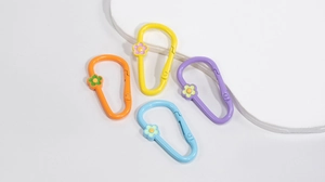 Kleurrijke D-vormige karabijnhaak met bloemhanger voor DIY sleutelhangers