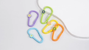 Macro-opname van kleurrijke matte bloem veerhaken voor DIY sleutelhangers en accessoires