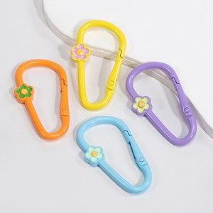Kleurrijke D-ring karabijnhaak set met bloemenhangers in oranje geel blauw en paars