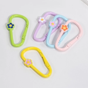 Kleurrijke D-ring karabijnhaken met bloemen voor DIY-sleutelhangers in vijf zachte pastelkleuren