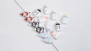 Détails de breloques en acrylique en forme de biberon avec motifs vache et étoiles pour bijoux
