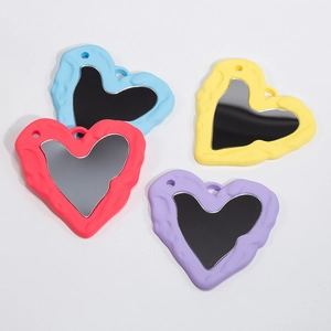 Specchi a cuore con cornice a onde in blu, giallo, rosso e viola con foro per appenderli