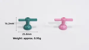 Detailopname van roze en groene acryl hangers met afmetingen 16,2 mm hoog en 25,8 mm breed