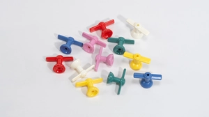 Dettaglio di ciondoli a libellula in acrilico colorato per gioielli DIY e accessori