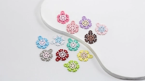 Nahaufnahme bunter Schneeflocken-Anhänger für DIY-Schmuck und Schlüsselanhänger