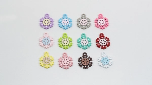 Detailliertes Gitter aus 12 bunten Legierungs-Schneeflocken-Anhängern für DIY-Schmuck