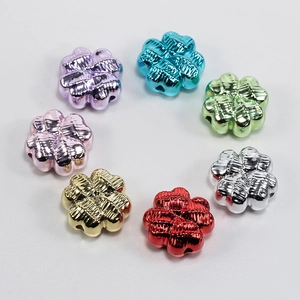Set di sette perline metalliche a quadrifoglio per gioielli fai-da-te e ciondoli per borse