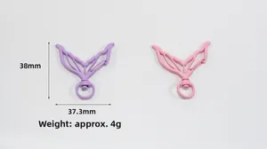 Vue détaillée des fermoirs queue de poisson violets et roses, 38 mm de long et 4 g de poids