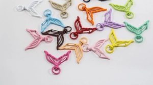 Vue détaillée de fermoirs mousquetons en métal coloré en forme de queue de poisson pour DIY