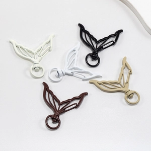 Pendentifs queue de poisson en métal coloré blanc, noir, beige et marron en groupe