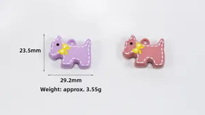 Détail de pendentifs chiots colorés avec nœuds jaunes pour la création de bijoux DIY