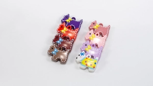 Détails macro de breloques en forme de chien avec finitions colorées pour la création de bijoux