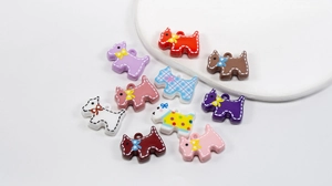 Vue détaillée de pendentifs chiens en résine colorée pour la création de bijoux DIY