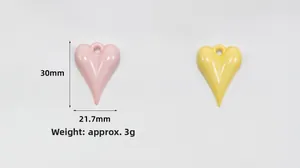Vue détaillée des pendentifs cœurs léopard de 30 mm de haut pour la création de bijoux