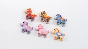 Set van 6 kleurrijke cartoon pony kralen met horizontale gaten voor DIY sieraden maken