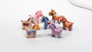 Detailweergave van kleurrijke geglazuurde keramische ponykralen voor DIY-sieraden met gaten