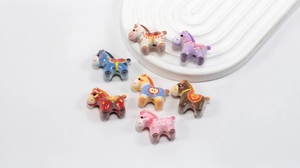 Gekleurde pony kralen met gelukssymbolen voor DIY sieraden maken