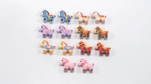 Detail van kleurrijke cartoon pony kralen met 2026 print voor DIY sieraden maken