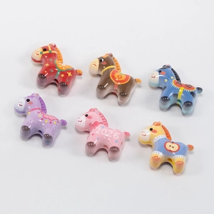 Set van zes kleurrijke keramische pony kralen voor DIY sieraden en handwerk projecten