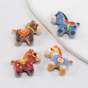 Kleurrijke pony kralen met gelukssymbolen voor het maken van DIY-sieraden