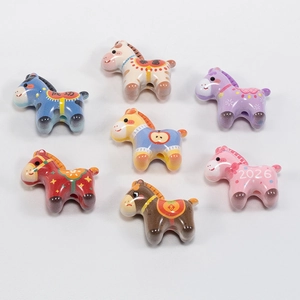 Set van zeven kleurrijke cartoon paardenkralen voor DIY sieraden met decoratieve tekens