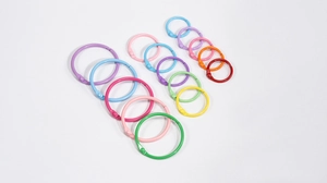 Vue détaillée d'anneaux de reliure en métal coloré de tailles variées avec finition peinte