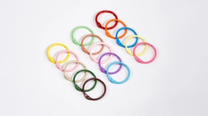 Gros plan d'anneaux de reliure en métal peint coloré pour la papeterie DIY et l'artisanat