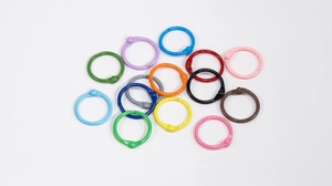 Gros plan d'anneaux de reliure en métal peint coloré pour le bricolage et les manuels DIY