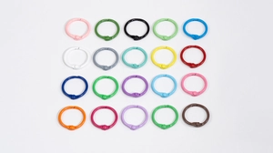 Vue détaillée de vingt anneaux de reliure en métal colorés aux nuances macaron variées