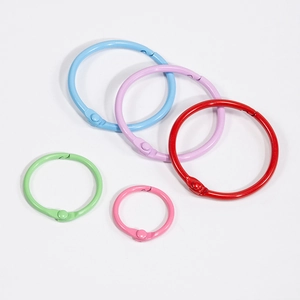 Anneaux de reliure en métal peint coloré de différentes tailles pour le bricolage